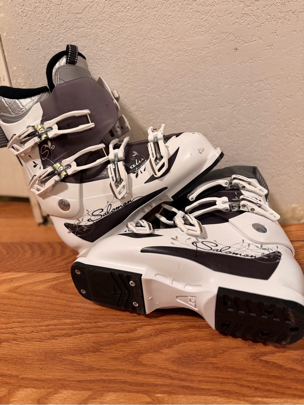 Salomon Alu Divine Women’s Ski Boots + Matching Boot Bag - Great Condition!